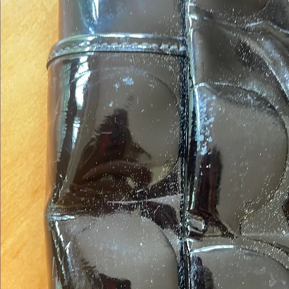 Elegant Black Patent Leather Tote Bag - Picture 5 of 7